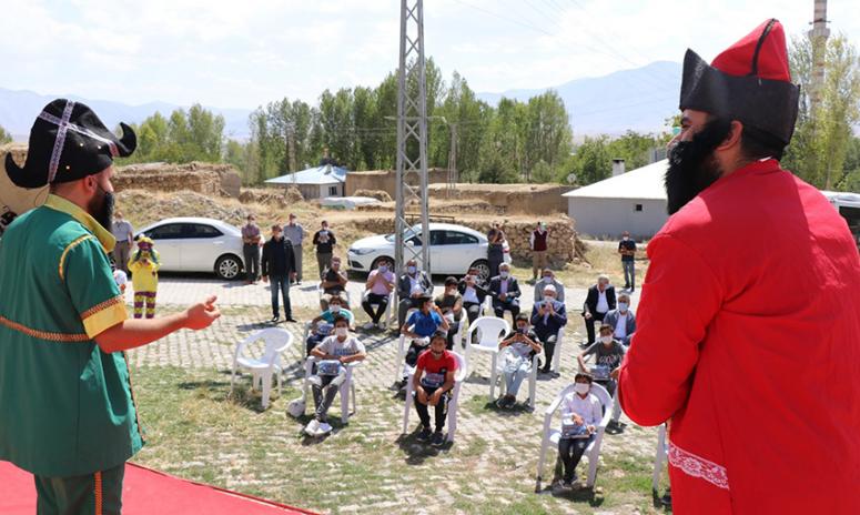 Edremit kırsalındaki çocuklar ilk kez Hacivat-Karagöz oyunu ile şenlendi