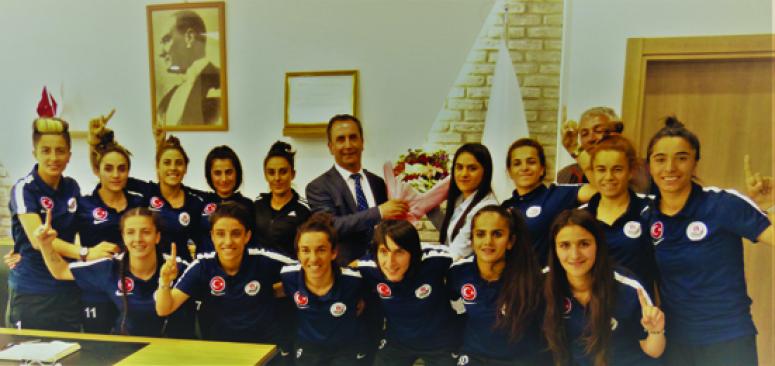 Hakkâri Kadın Futbol Takımı'ndan VEDAŞ'a teşekkür ziyareti…