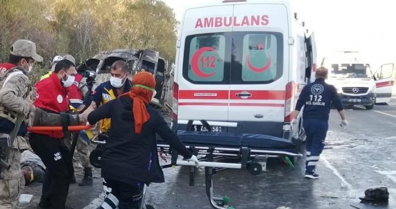  Van'daki kazada yaralanan göçmenlerin tedavisi sürüyor