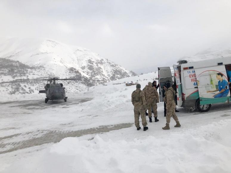 Diyaliz hastası askeri helikopterle hastaneye ulaştırıldı 