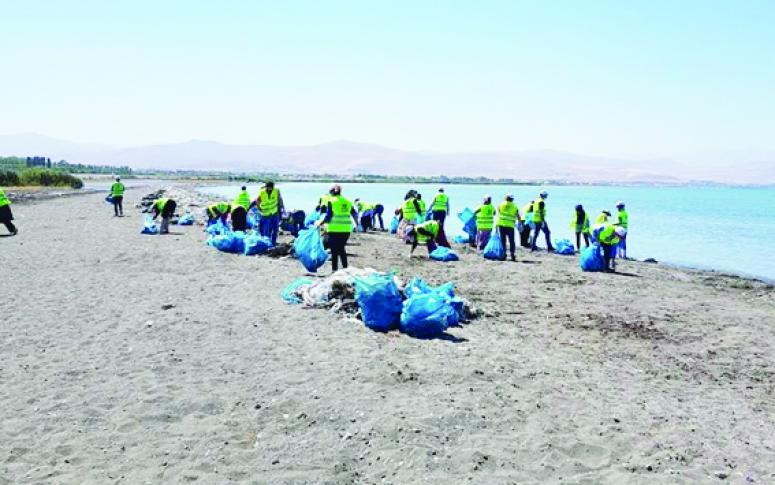 İpekyolu Belediyesi sahilleri çöpten temizliyor