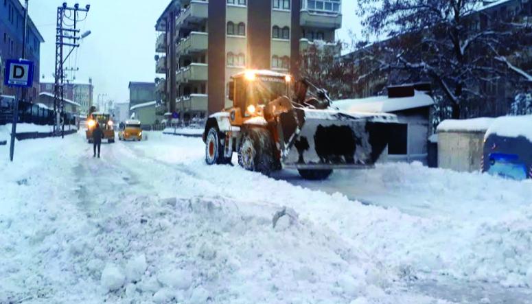 İpekyolu Belediyesi'nden aralıksız karla mücadele çalışması…