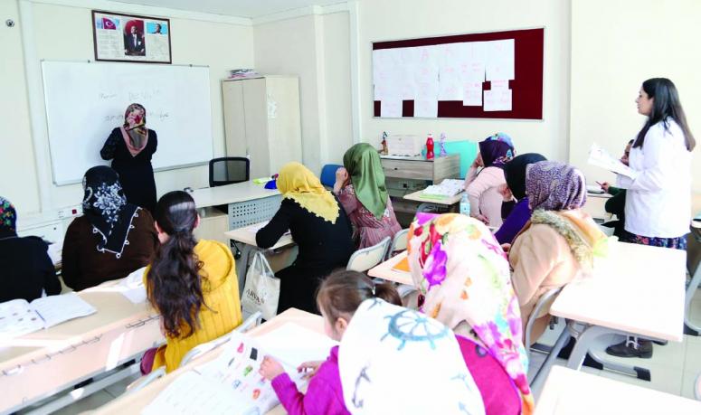 Büyükşehir'in açtığı kursta kadınlar okuma yazma öğreniyor