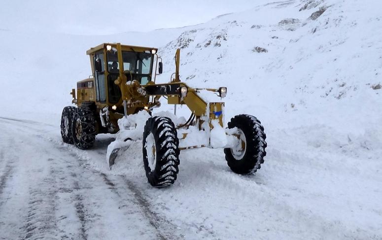 Kardan dolayı kapanan yollar ulaşıma açılıyor