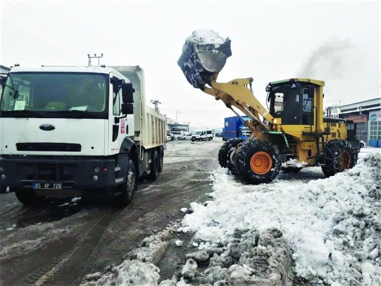 Tuşba'da biriken tonlarca kar ilçe dışına taşındı