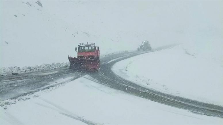 Karabet Geçidi'nde kar yağışı ve tipi... 