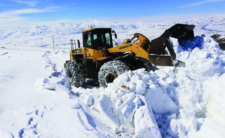 Başkale'de kar kalınlığının 2 metreyi aştığı bölgede çalışmalar sürüyor 
