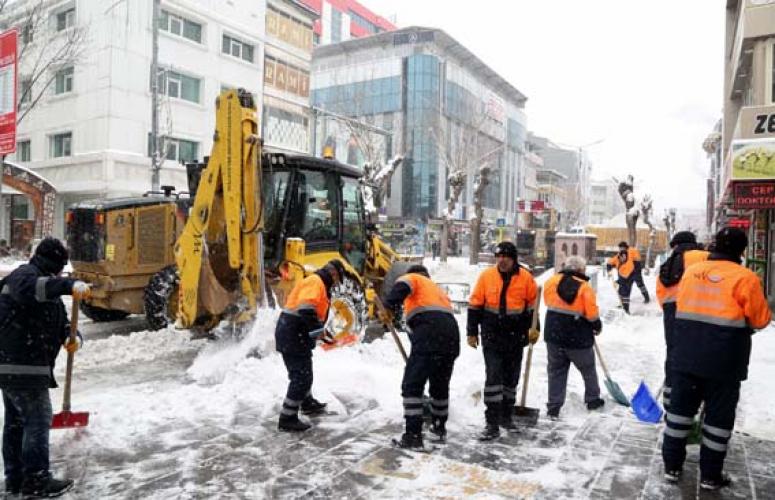 Büyükşehir Belediyesi'nden karla mücadele çalışması…