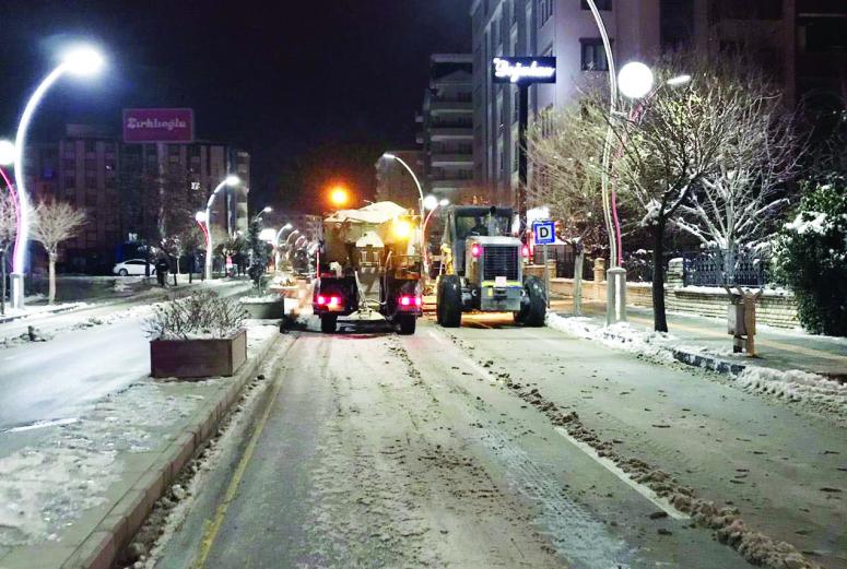 Büyükşehir'in karla mücadele çalışmaları sürüyor