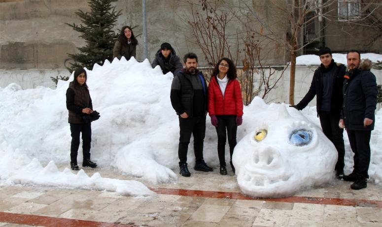 Öğrencilerden, kardan Van Gölü Canavarı heykeli...