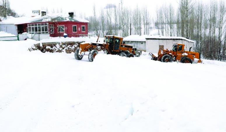 Büyükşehir kardan kapanan birçok yolu ulaşıma açtı