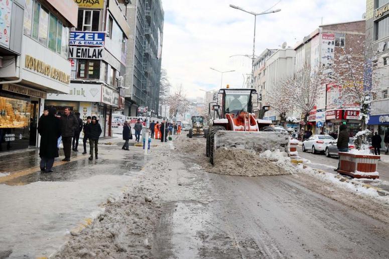 Büyükşehir'in karla mücadelesi sürüyor…