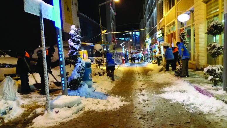 İpekyolu Belediyesi'nden karla mücadele çalışması 