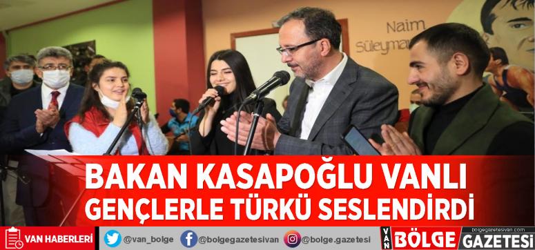 Bakan Kasapoğlu Vanlı gençlerle türkü seslendirdi