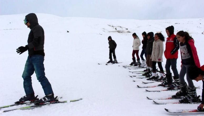 Çaldıran'daki çocuklara kayak eğitimi...