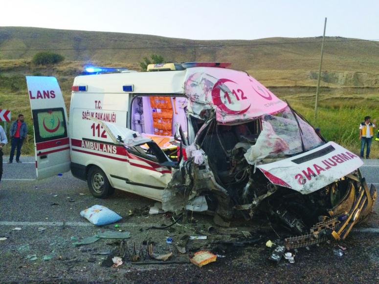 Van'da ambulans, TIR ile çarpıştı: 4 yaralı 