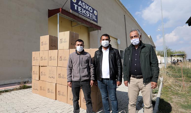 Büyükşehir'e 40 bin maske hediye ettiler