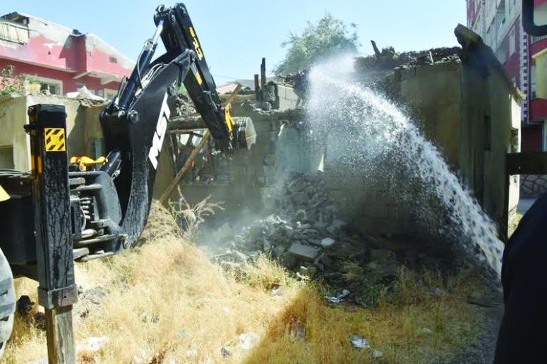 İpekyolu'nda metruk binaların yıkımı sürüyor