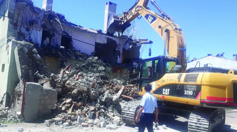 Tuşba'da metruk yapılar yıktırılıyor