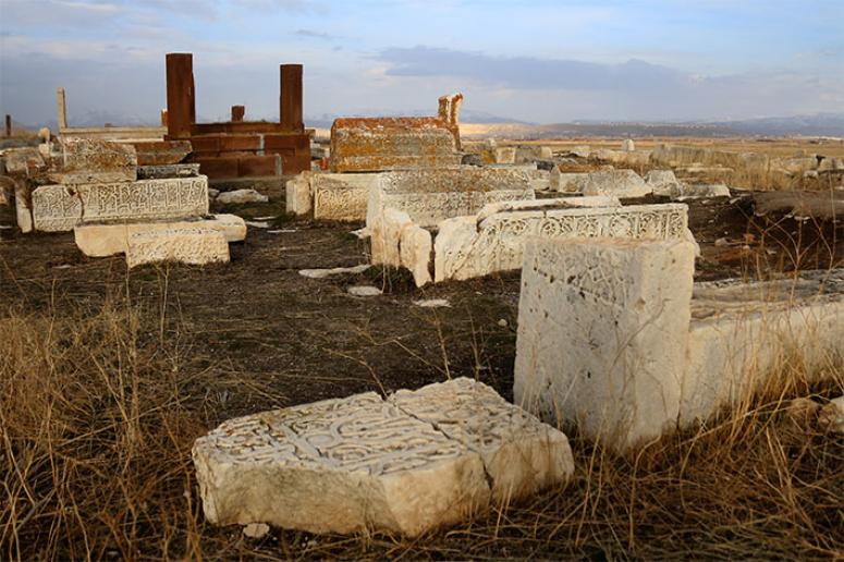 Define avcıları Erciş'teki Selçuklu Mezarlığı'nı tahrip etti