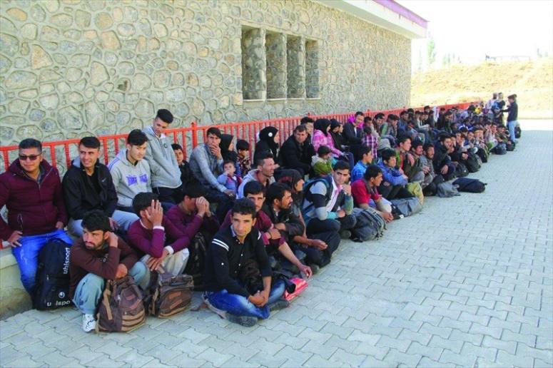 Başkale'de 118 kaçak göçmen yakalandı 