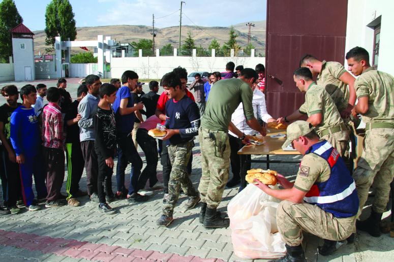 Muradiye'de 145 kaçak mülteci yakalandı 