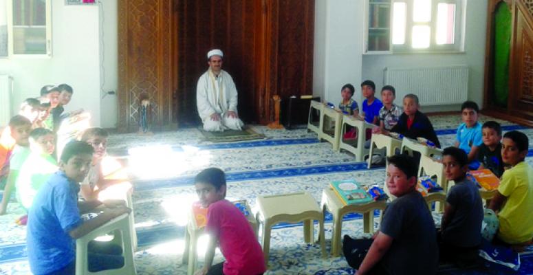 Çocuklar tatillerini Kur'an öğrenerek geçiriyor