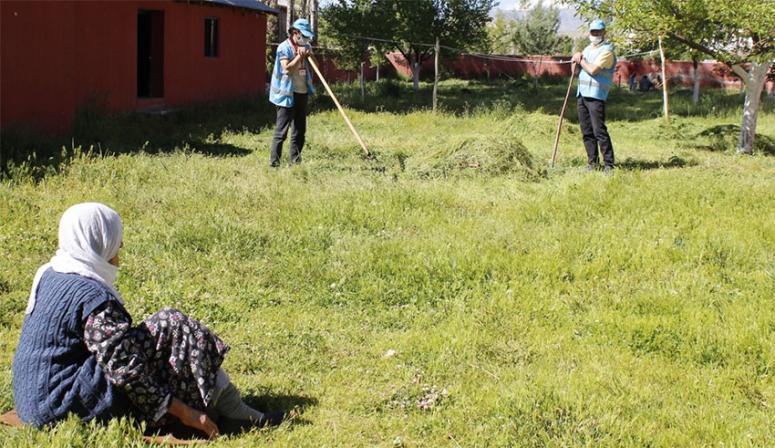 Vefa ekipleri 80 yaşındaki kadının bahçesindeki otları biçti