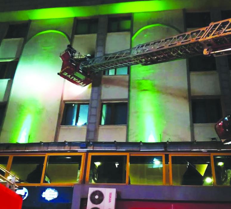 Şehir merkezindeki bir otelin 3. katında yangın çıktı