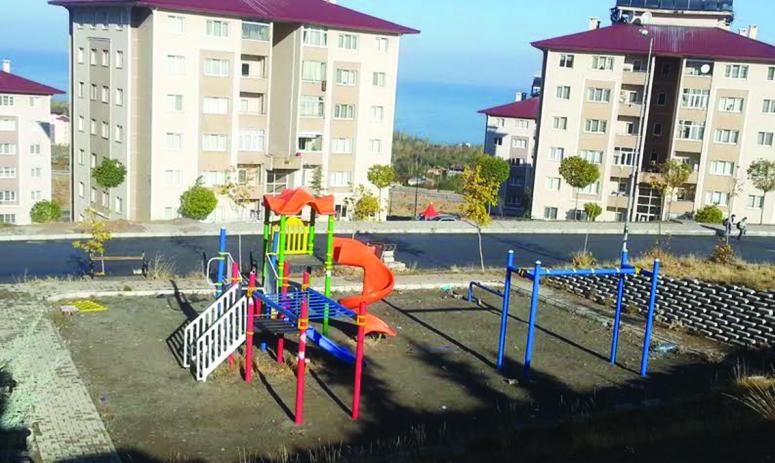 Çocuk parklarındaki oyun aletleri tahrip edildi