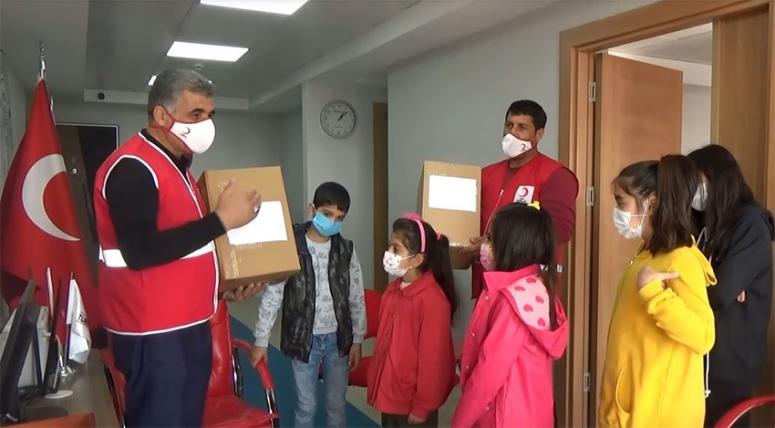 Erciş'teki çocuklar, İzmir'deki kardeşlerine oyuncak ve kitap yolladı