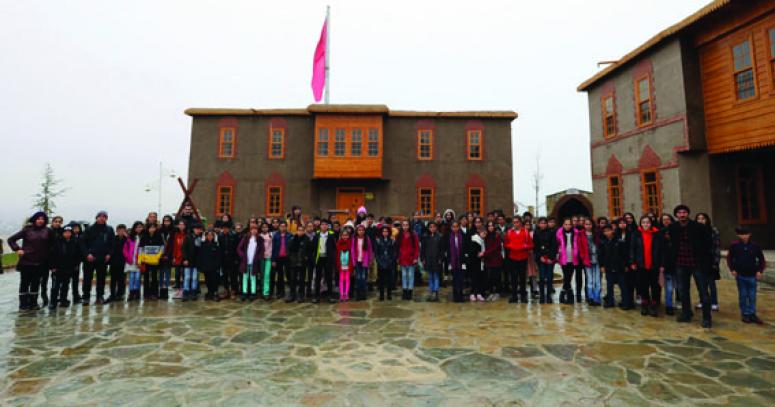 Özalplı öğrenciler Büyükşehir Belediyesi'nin katkılarıyla Van'ı gezdi