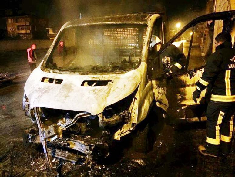 Tuşba'da park halindeki araç yandı