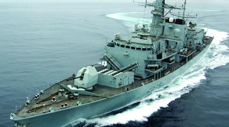 İngiliz donanması petrol tankerine yönelen İran teknelerini durdurdu