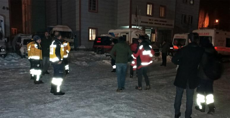 Van'daki sağlık ekipleri Elazığ'a gitti