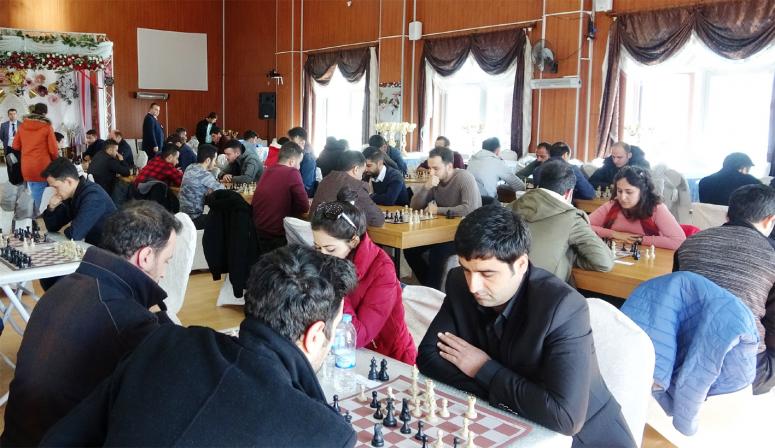 Erciş'te öğretmenler satranç turnuvasında kıyasıya yarıştı