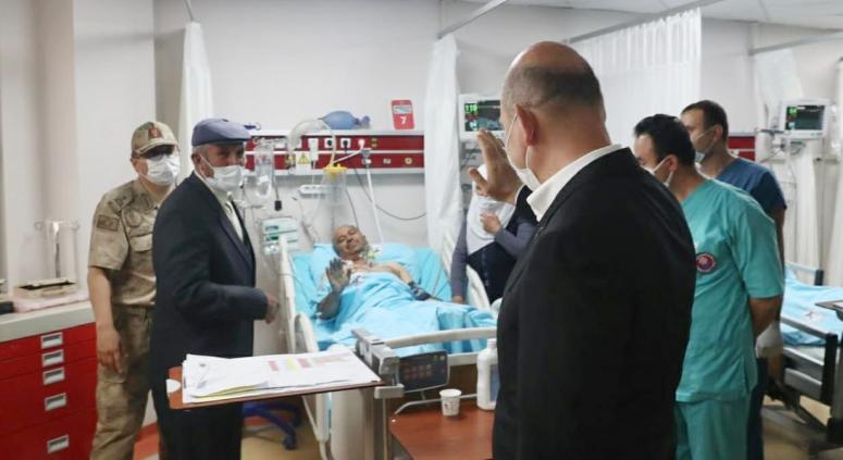 Bakan Soylu, Çaldıran'da yaralanan korucuyu ziyaret etti