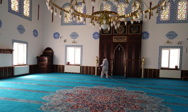Tuşba'da ibadete açılacak camiler dezenfekte ediliyor