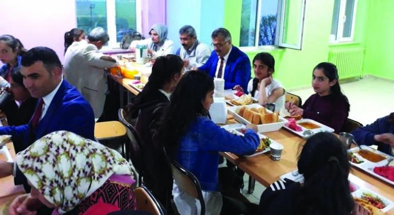 Müdür Tevke, YBO öğrencileriyle iftar açtı 