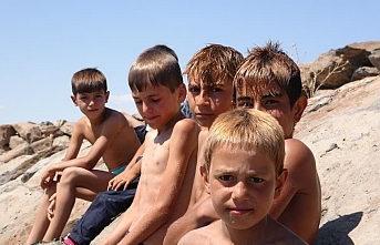 Yaz boyunca Van Gölü’nde  yüzen çocukların saçları sarardı
