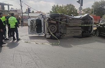 Otomobille kamyonet çarpıştı: 8 yaralı