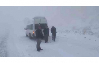 Karabet Geçidi'nde kar yağışı etkili oluyor