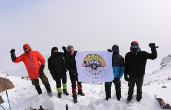 Vanlı dağcılar, 12 saatte Süphan Dağı'nın zirvesine çıktı