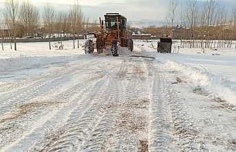 Özalp’ta okul bahçelerinde kar temizleme çalışması yapıldı