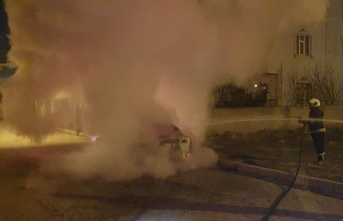 Edremit'te park halindeki otomobil alev alev yandı