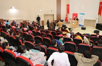Erciş'te depremzede öğrenciler için sinema etkinliği...