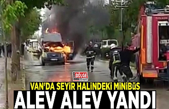 Van'da seyir halindeki minibüs alev alev yandı