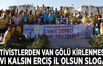 Aktivistlerden Van Gölü Kirlenmesin mavi kalsın Erciş il olsun sloganı