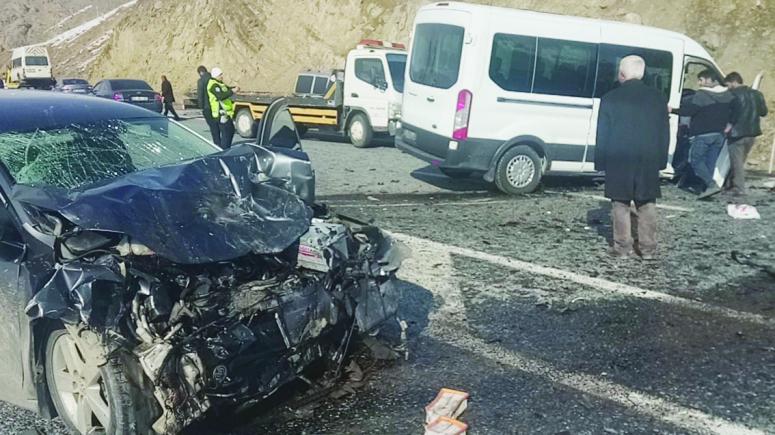 Otomobille minibüs çarpıştı: 14 yaralı 