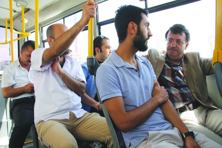 Türkmenoğlu, halk otobüslerinde vatandaşların sıkıntılarını dinledi 
